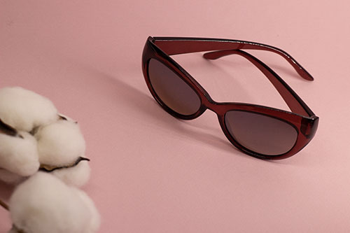 Lunettes de soleils Ashka femme bordeaux sur fond rose