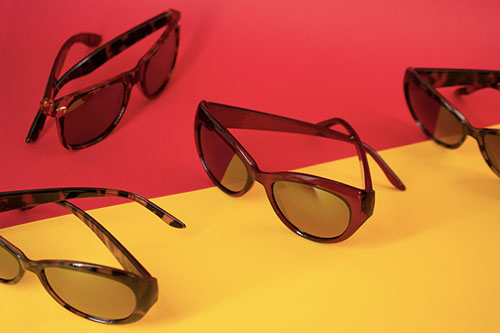 Lunettes de soleil Ashka sur fond jaune et rouge